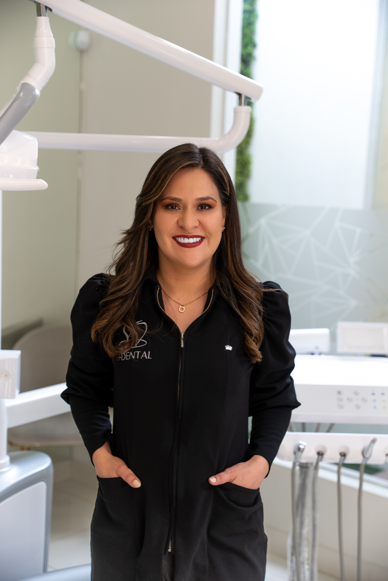 Dra. Haydée Cobos C. en su consultorio H-DENTAL