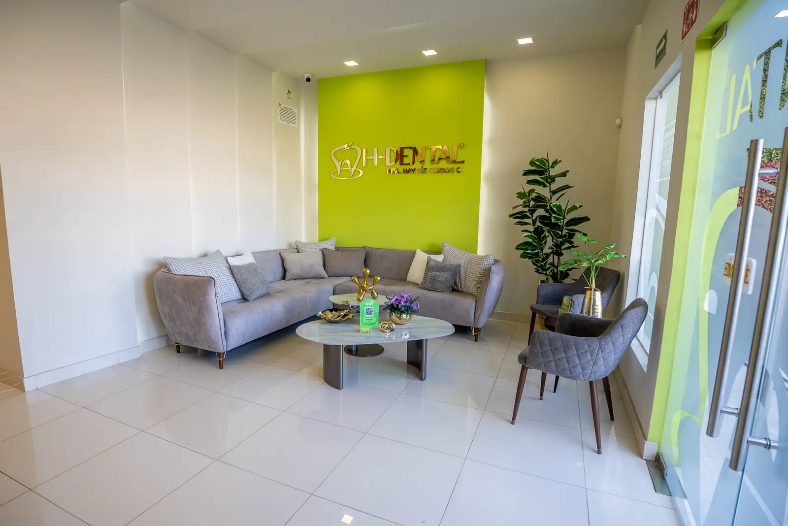 Sala de espera cálida y moderna