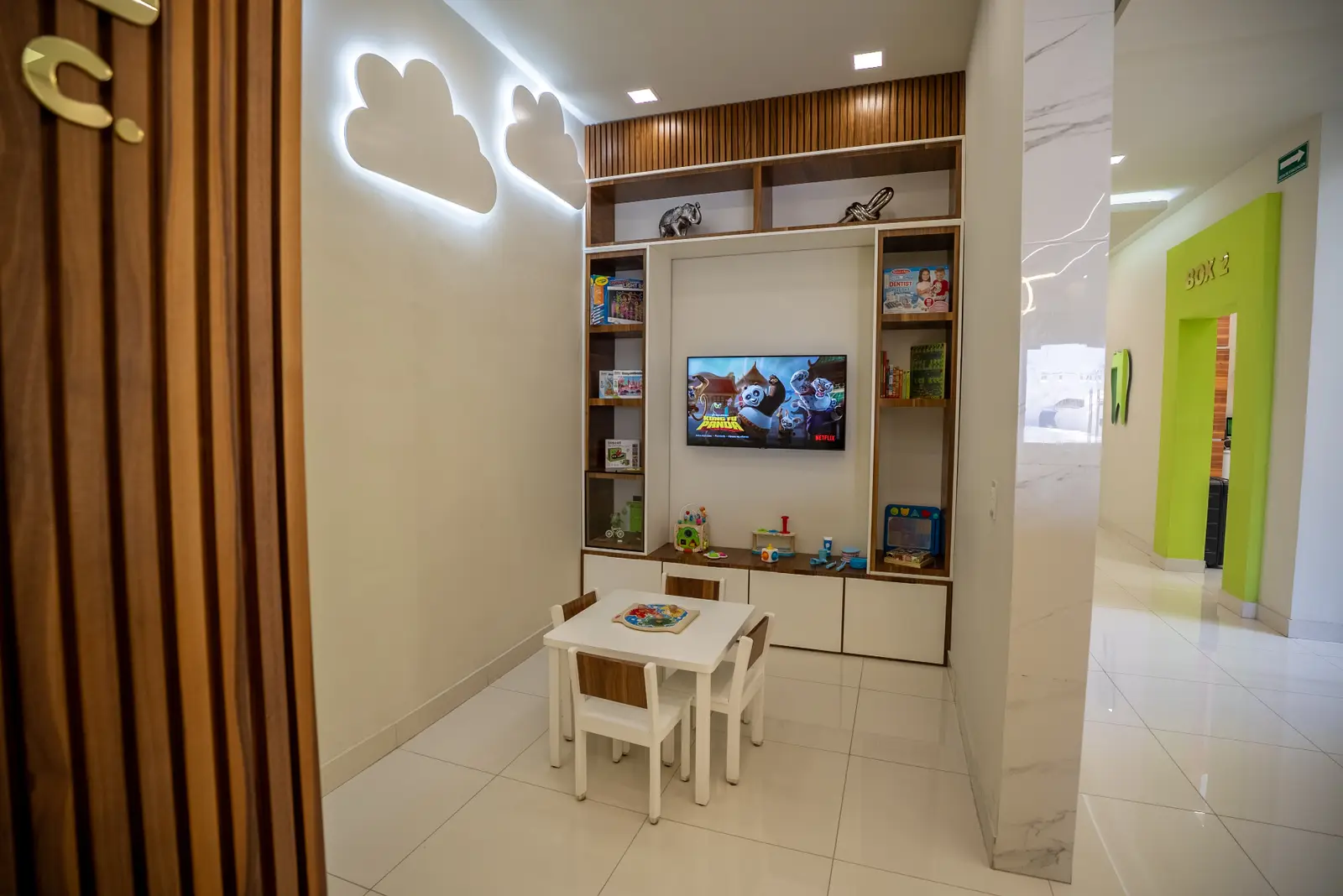 Área de niños con juegos y TV